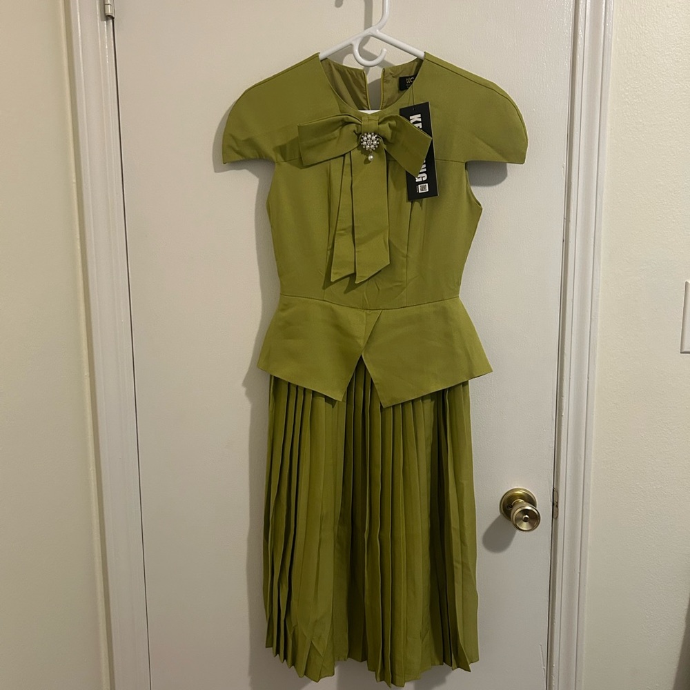 NWT Elegant Green Dress with Bow Detail size S